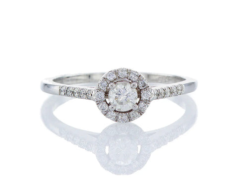טבעת אירוסין עדינה Fermond Jewelery טבעת אירוסין בעלת פרופיל מעוגל עם יהלום טבעי גדול מרכזי ושורת יהלומים מצידיו מרשימה במיוחד, המכילה 22 יהלומים טבעיים במשקל של 0.42 קראט. זהב לבן. הטבעת הזו משלבת את היוקרה והברק של טבעת יהלומים עם האלגנטיות הנצחית, ומציעה יופי ואופנה שמתאימים לכל אירוע.