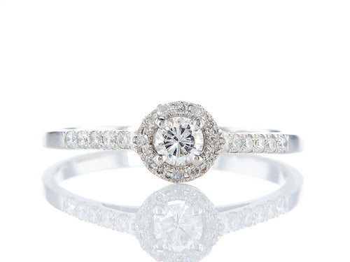 טבעת אירוסין עינב Fermond Jewelery טבעת אירוסין עם יהלום טבעי מרכזי מוקף ביהלומים- סה"כ משובצים 0.38 קראט, המכילה 26 יהלומים טבעיים צדדיים במשקל של 0.18 קראט, יהלום מרכזי של 0.2 קראט. זהב לבן. הטבעת הזו משלבת את היוקרה והברק של טבעת יהלומים עם האלגנטיות הנצחית, ומציעה יופי ואופנה שמתאימים לכל אירוע.