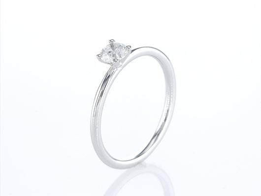 טבעת אירוסין שעל Fermond Jewelery <p style="direction: rtl; text-align: right;">טבעת אירוסין מרהיבה בעיצוב עגול קלאסי, המשלבת יוקרה וזוהר בלתי נשכח. במרכז הטבעת יהלום טבעי מרשים, בחיתוך מדויק המבטיח מקסימום ברק וזוהר. יהלומים אלה נבחרים בקפידה רבה, והם מסמלים אהבה אמיתית ונצחית.</p> <p style="direction: rtl; text-align: right;">הטבעת עשויה מזהב לבן איכותי, מה שמעניק לה מראה מודרני ונקי. העיצוב העגול והמינימליסטי מבטיח שהיהלום המרכזי יקבל את כל התשומת לב, תוך שמירה על עדינות וסטייל נצחי.<br></p>