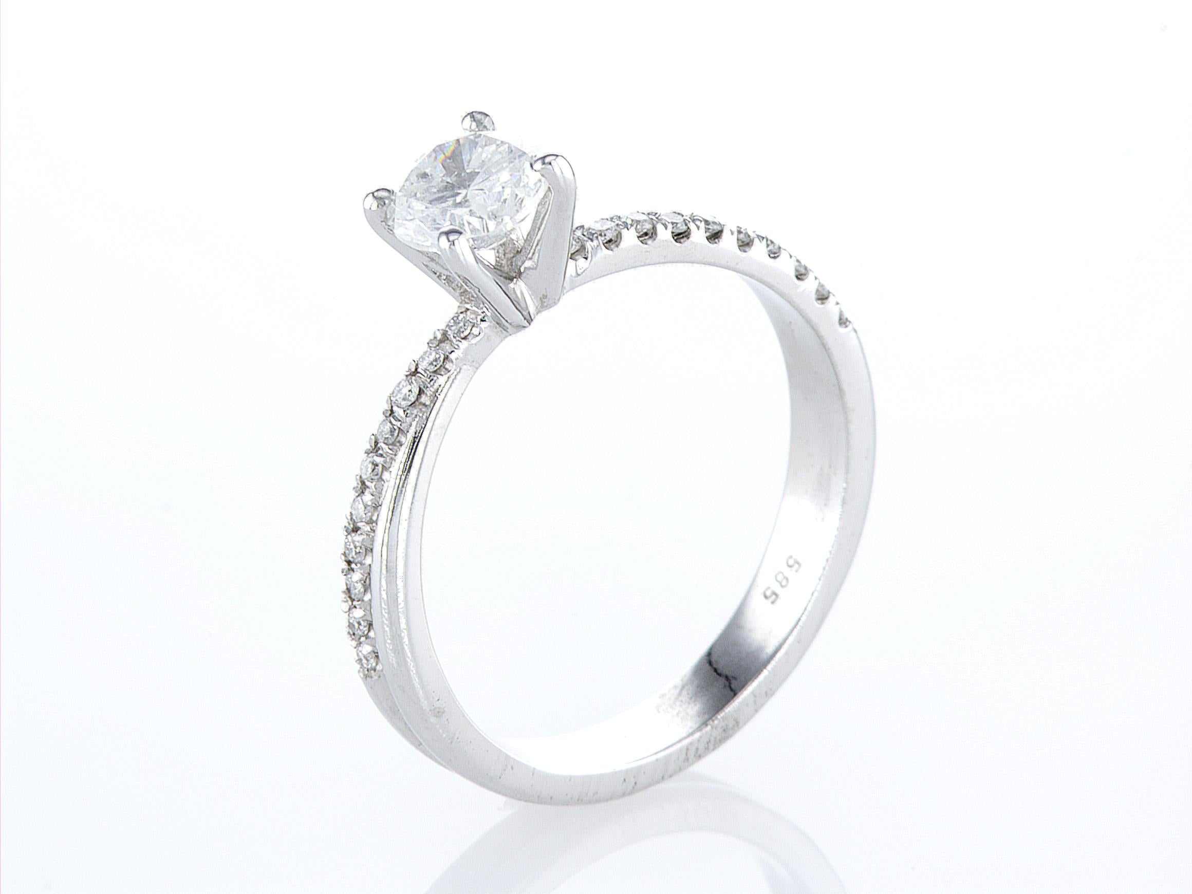 טבעת אירוסין שדה מרשימה, המכילה יהלום טבעי עגול מרכזי במשקל 0.5 קראט, ו-16 יהלומים טבעיים צדדיים במשקל 0.16 קראט. הטבעת הזו משלבת את היוקרה והברק של טבעת יהלומים עם האלגנטיות הנצחית, ומציעה יופי ואופנה שמתאימים לאירוע של פעם בחיים.