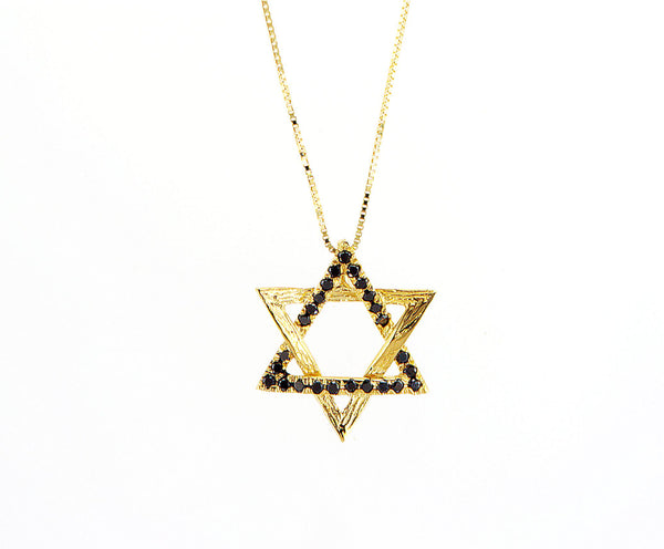  תליון חברון הוא תליון מגן דוד מזהב צהוב 14 קראט, משובץ ב-25 יהלומים טבעיים שחורים במשקל 0.2 קראט. בין היהלומים המשובצים על התליון, יש סיפור של אהבה, מחויבות, ומגן דוד שמייצג את ההגנה והאושר. הכל מתמקד באופן ייחודי של כל יהלום למתנה מהממת ויוקרתית לכל גבר ואישה.   ניתן להזמין ללא שרשרת בעלות מופחתת של 300 ש"ח - להזמנה