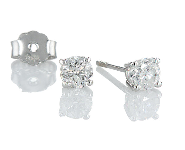 עגילים צמודים יובל Fermond Jewelery  זוג עגילי זהב לבן. העגילים בעלי עיצוב עגול וצמוד אוזן. במרכז כל עגיל יושב יהלום טבעי עגול. היהלום מנצנץ בזוהר יפהפה ומוסיף נופך של אלגנטיות לעגילים. העגילים יושבים בנוחות על האוזן והם בחירה מצוינת הן לאירועים מיוחדים והן ללבישה יומיומית.