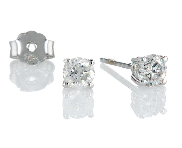 עגילים  צמודים טלי Fermond Jewelery  זוג עגילי זהב לבן. העגילים בעלי עיצוב עגול וצמוד אוזן. במרכז כל עגיל יושב יהלום טבעי עגול. היהלום מנצנץ בזוהר יפהפה ומוסיף נופך של אלגנטיות לעגילים. העגילים יושבים בנוחות על האוזן והם בחירה מצוינת הן לאירועים מיוחדים והן ללבישה יומיומית.