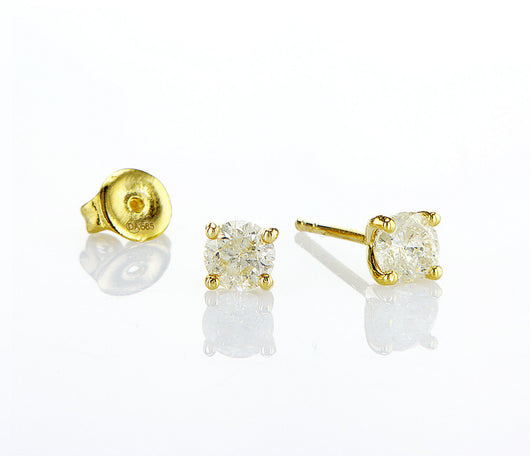 עגילים צמודים ליטל Fermond Jewelery  זוג עגילי זהב צהוב. העגילים בעלי עיצוב עגול וצמוד אוזן. במרכז כל עגיל יושב יהלום טבעי עגול. היהלום מנצנץ בזוהר יפהפה ומוסיף נופך של אלגנטיות לעגילים. העגילים יושבים בנוחות על האוזן והם בחירה מצוינת הן לאירועים מיוחדים והן ללבישה יומיומית.