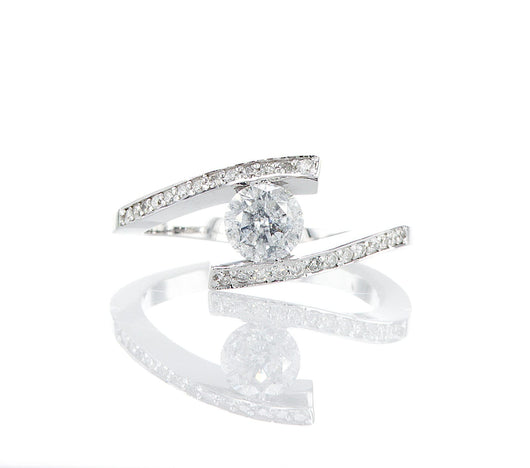 טבעת אירוסין סופה Fermond Jeweleryעיצובה של טבעת האירוסין סופה הינה דוגמה חיה לחדשנות ואמנות מודרנית. 26 אבני יהלום טבעיות נבחרו בקפידה ומוקמו בדייקנות מירבית לעיטור קצוות הטבעת, יהלומים אלה משלימים ללא מאמץ את אבן היהלום המרכזית, מגדילים את זוהרה ויוצרים סימפוניה של אור שכובשת את כל מי שמתבונן בה. הטבעת מתפצלת בראשה לכדי חיבוק אלגנטי של אבן היהלום המרכזית, תכונה ייחודית זו אינה מוסיפה רק רעננות מודרנית אלא גם מסמלת איחוד בין שתי נשמות, שזורות לנצח באהבה ובהרמוניה. 