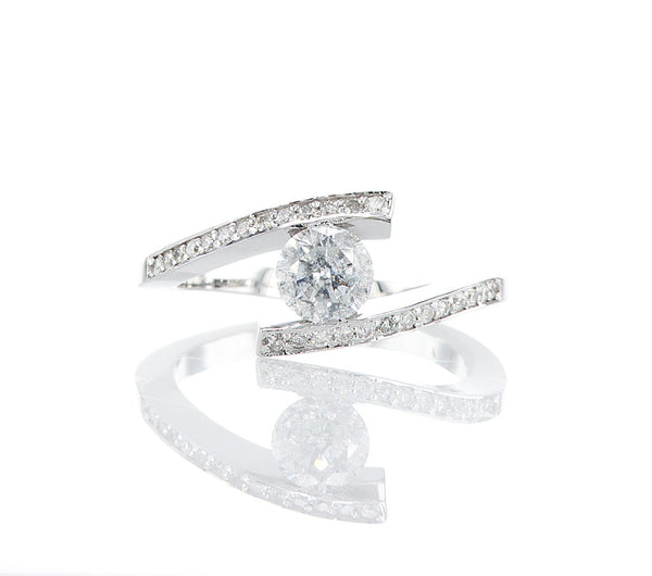 טבעת אירוסין סופה Fermond Jeweleryעיצובה של טבעת האירוסין סופה הינה דוגמה חיה לחדשנות ואמנות מודרנית. 26 אבני יהלום טבעיות נבחרו בקפידה ומוקמו בדייקנות מירבית לעיטור קצוות הטבעת, יהלומים אלה משלימים ללא מאמץ את אבן היהלום המרכזית, מגדילים את זוהרה ויוצרים סימפוניה של אור שכובשת את כל מי שמתבונן בה. הטבעת מתפצלת בראשה לכדי חיבוק אלגנטי של אבן היהלום המרכזית, תכונה ייחודית זו אינה מוסיפה רק רעננות מודרנית אלא גם מסמלת איחוד בין שתי נשמות, שזורות לנצח באהבה ובהרמוניה. 