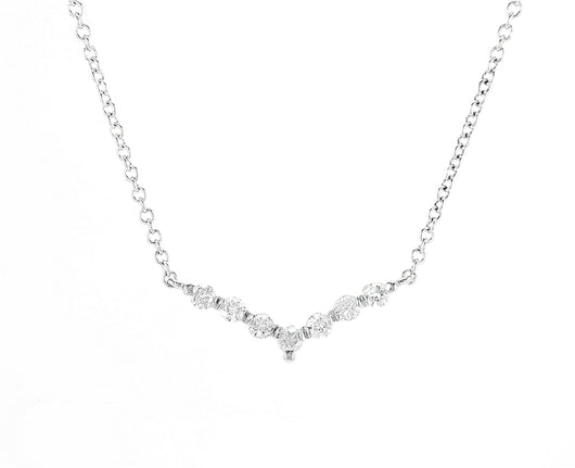 תליון יוקרתי ועדין מזהב לבן 14 קראט, משובץ בשורה אלכסונית של 7 יהלומים טבעיים נוצצים (0.14 קראט, צבע D-F, ניקיון SI). עיצוב אלגנטי ונשי, מושלם למראה יומיומי או לערב. ניתן להזמין בגדלים מותאמים אישית.