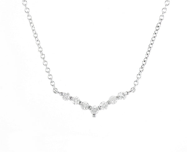 תליון יוקרתי ועדין מזהב לבן 14 קראט, משובץ בשורה אלכסונית של 7 יהלומים טבעיים נוצצים (0.14 קראט, צבע D-F, ניקיון SI). עיצוב אלגנטי ונשי, מושלם למראה יומיומי או לערב. ניתן להזמין בגדלים מותאמים אישית.