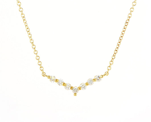תליון יוקרתי ועדין מזהב צהוב 14 קראט, משובץ בשורה אלכסונית של 7 יהלומים טבעיים נוצצים (0.14 קראט, צבע D-F, ניקיון SI). עיצוב אלגנטי ונשי, מושלם למראה יומיומי או לערב. ניתן להזמין בגדלים מותאמים אישית.