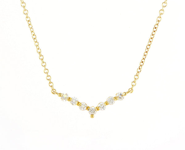 תליון יוקרתי ועדין מזהב צהוב 14 קראט, משובץ בשורה אלכסונית של 7 יהלומים טבעיים נוצצים (0.14 קראט, צבע D-F, ניקיון SI). עיצוב אלגנטי ונשי, מושלם למראה יומיומי או לערב. ניתן להזמין בגדלים מותאמים אישית.
