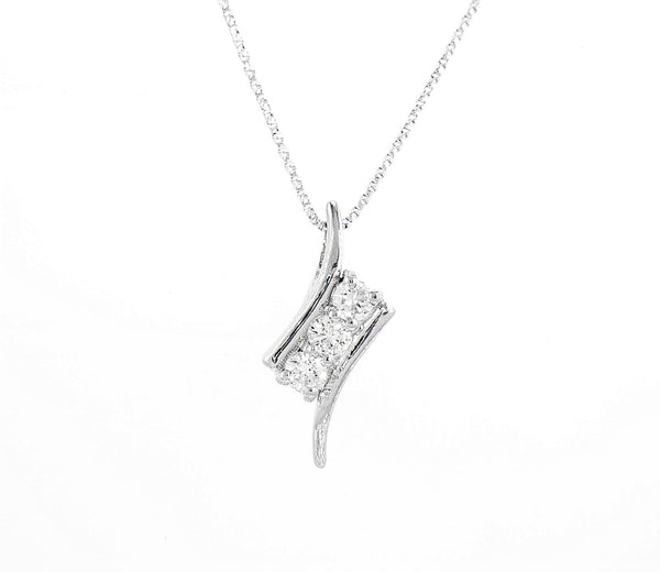 


תליון יוקרתי מזהב לבן 14 קראט, משובץ בשלושה יהלומים טבעיים נוצצים (0.18 קראט, צבע D-F, ניקיון SI). עיצוב אלגנטי וקלאסי המתאים לכל מראה – מושלם למתנה או להשלמת הלוק היומיומי.