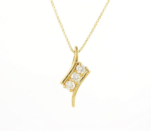 


תליון יוקרתי מזהב צהוב 14 קראט, משובץ בשלושה יהלומים טבעיים נוצצים (0.18 קראט, צבע D-F, ניקיון SI). עיצוב אלגנטי וקלאסי המתאים לכל מראה – מושלם למתנה או להשלמת הלוק היומיומי.