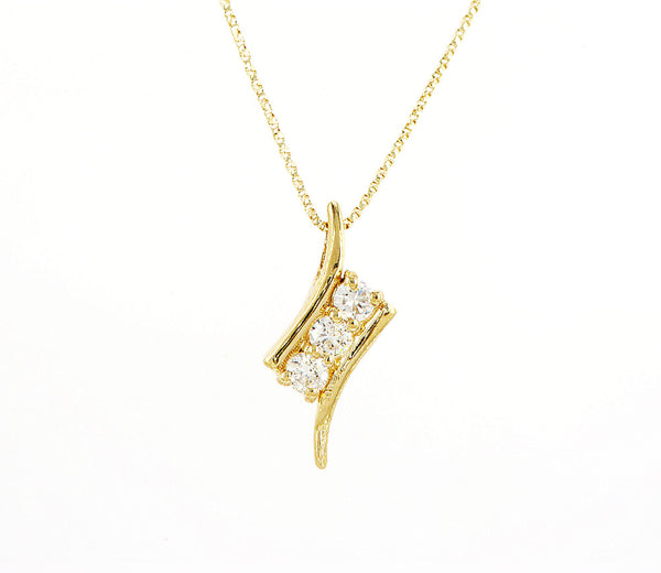 


תליון יוקרתי מזהב צהוב 14 קראט, משובץ בשלושה יהלומים טבעיים נוצצים (0.18 קראט, צבע D-F, ניקיון SI). עיצוב אלגנטי וקלאסי המתאים לכל מראה – מושלם למתנה או להשלמת הלוק היומיומי.