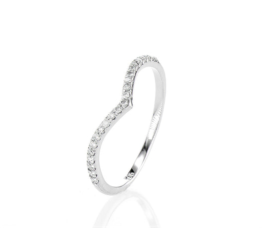 טבעת בעיצוב V עדין, עשויה זהב לבן 14 קראט, המשובצת ב־23 יהלומים טבעיים מנצנצים בצבע D–F וניקיון מסחרי SI. עיצובה הייחודי בצורת V מעניק לה מראה מודרני אך קלאסי, כזה שמלטף את האצבע באלגנטיות ובתחושת תנועה. משקל הזהב של 1.36 גרם משתלב בהרמוניה עם 0.14 קראט של יהלומים, המקנים לטבעת ברק עדין ונוכחות יוקרתית. זוהי טבעת מושלמת לשילוב עם טבעות נוספות או כפריט בודד שמספר סיפור של טעם, ניקיון ואופי.