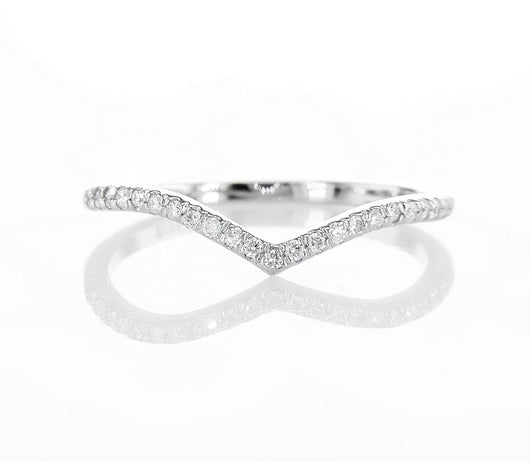 טבעת בעיצוב V עדין, עשויה זהב לבן 14 קראט, המשובצת ב־23 יהלומים טבעיים מנצנצים בצבע D–F וניקיון מסחרי SI. עיצובה הייחודי בצורת V מעניק לה מראה מודרני אך קלאסי, כזה שמלטף את האצבע באלגנטיות ובתחושת תנועה. משקל הזהב של 1.36 גרם משתלב בהרמוניה עם 0.14 קראט של יהלומים, המקנים לטבעת ברק עדין ונוכחות יוקרתית. זוהי טבעת מושלמת לשילוב עם טבעות נוספות או כפריט בודד שמספר סיפור של טעם, ניקיון ואופי.