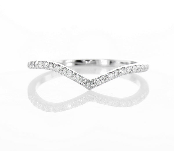 טבעת בעיצוב V עדין, עשויה זהב לבן 14 קראט, המשובצת ב־23 יהלומים טבעיים מנצנצים בצבע D–F וניקיון מסחרי SI. עיצובה הייחודי בצורת V מעניק לה מראה מודרני אך קלאסי, כזה שמלטף את האצבע באלגנטיות ובתחושת תנועה. משקל הזהב של 1.36 גרם משתלב בהרמוניה עם 0.14 קראט של יהלומים, המקנים לטבעת ברק עדין ונוכחות יוקרתית. זוהי טבעת מושלמת לשילוב עם טבעות נוספות או כפריט בודד שמספר סיפור של טעם, ניקיון ואופי.