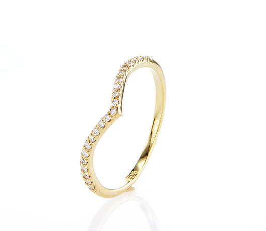 טבעת בעיצוב V עדין, עשויה זהב צהוב 14 קראט, המשובצת ב־23 יהלומים טבעיים מנצנצים בצבע D–F וניקיון מסחרי SI. עיצובה הייחודי בצורת V מעניק לה מראה מודרני אך קלאסי, כזה שמלטף את האצבע באלגנטיות ובתחושת תנועה. משקל הזהב של 1.36 גרם משתלב בהרמוניה עם 0.14 קראט של יהלומים, המקנים לטבעת ברק עדין ונוכחות יוקרתית. זוהי טבעת מושלמת לשילוב עם טבעות נוספות או כפריט בודד שמספר סיפור של טעם, ניקיון ואופי.