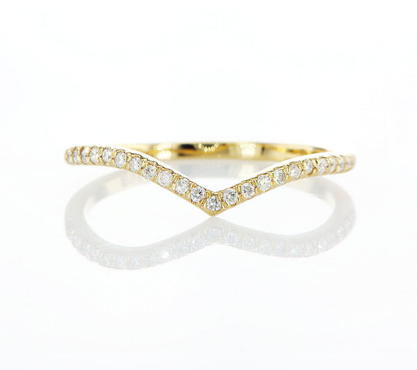 טבעת בעיצוב V עדין, עשויה זהב צהוב 14 קראט, המשובצת ב־23 יהלומים טבעיים מנצנצים בצבע D–F וניקיון מסחרי SI. עיצובה הייחודי בצורת V מעניק לה מראה מודרני אך קלאסי, כזה שמלטף את האצבע באלגנטיות ובתחושת תנועה. משקל הזהב של 1.36 גרם משתלב בהרמוניה עם 0.14 קראט של יהלומים, המקנים לטבעת ברק עדין ונוכחות יוקרתית. זוהי טבעת מושלמת לשילוב עם טבעות נוספות או כפריט בודד שמספר סיפור של טעם, ניקיון ואופי.