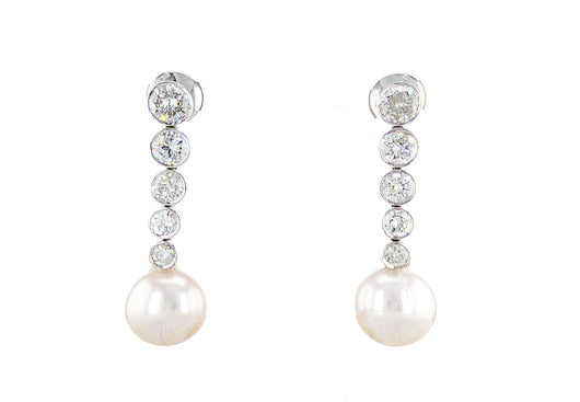  עגילים אלגנטיים ומרשימים, משובצים ביהלומים לבנים וצלולים, עגילי שורת יהלומים מדורגת ופנינים במשקל כולל של17.68 קראט. היהלומים מנצנצים בזוהר קסום ומשדרים יוקרה ועידון. העיצוב הקלאסי והנצחי של העגילים הופך אותם לפריט תכשיטים מושלם לכל הזדמנות מיוחדת או ערב גאלה. הברק המרהיב שלהם ממחיש את המסורת והמלאכה העשירה שבעיבוד היהלומים האיכותיים הללו. תיאור זה מדגיש את היוקרה, האיכות והנצחיות של עגילי היהלומים המשובצים, תוך התמקדות בפרטי המשקל והברק המרשים שלהם.