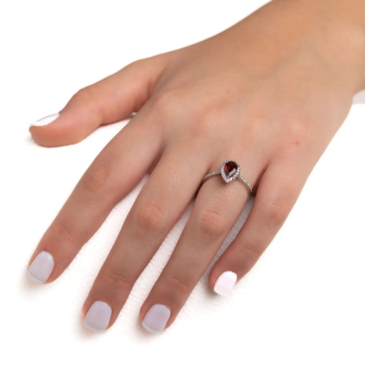טבעת מעוצבת רינה Fermond Jewelery  יהלומים טבעיים, טבעת מרהיבה משובצת בהמון יהלומים קטנים, יהלומים הם לנצח והטבעת הזאת מסמלת נצחיות. כמות אבנים צדדיות 32 .ומשקלם 0.32 גרם, סך . הכל אבנים משובצות 1.32 קראט, תכשיט מושלם ליום מושלם שימשוך הרבה תשומת לב, .ישדר יוקרה וחן וינצוץ לך על האצבע כמו קרן שמש ביום חשוך.