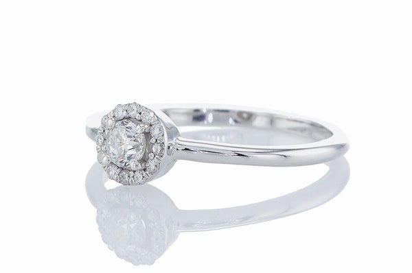 טבעת אירוסין עידית Fermond Jewelery   טבעת יהלומים מרשימה בה עטוף היהלום טבעי המרכזי בכתר של יהלומים , המכילה 11 יהלומים טבעיים במשקל של 0.09 קראט. זהב לבן. הטבעת הזו משלבת את היוקרה והברק של טבעת יהלומים עם האלגנטיות הנצחית, ומציעה יופי ואופנה שמתאימים לכל אירוע.