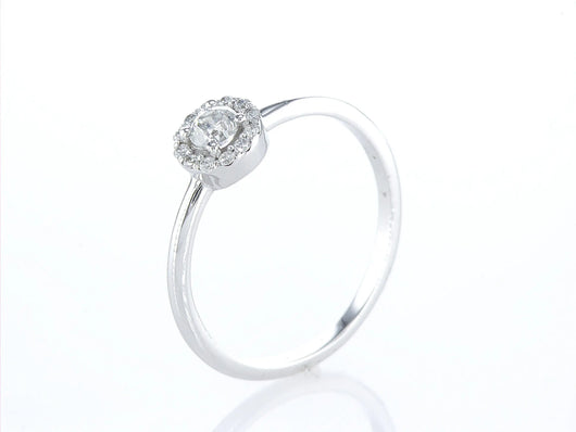 טבעת אירוסין עידית Fermond Jewelery   טבעת יהלומים מרשימה בה עטוף היהלום טבעי המרכזי בכתר של יהלומים , המכילה 11 יהלומים טבעיים במשקל של 0.09 קראט. זהב לבן. הטבעת הזו משלבת את היוקרה והברק של טבעת יהלומים עם האלגנטיות הנצחית, ומציעה יופי ואופנה שמתאימים לכל אירוע.