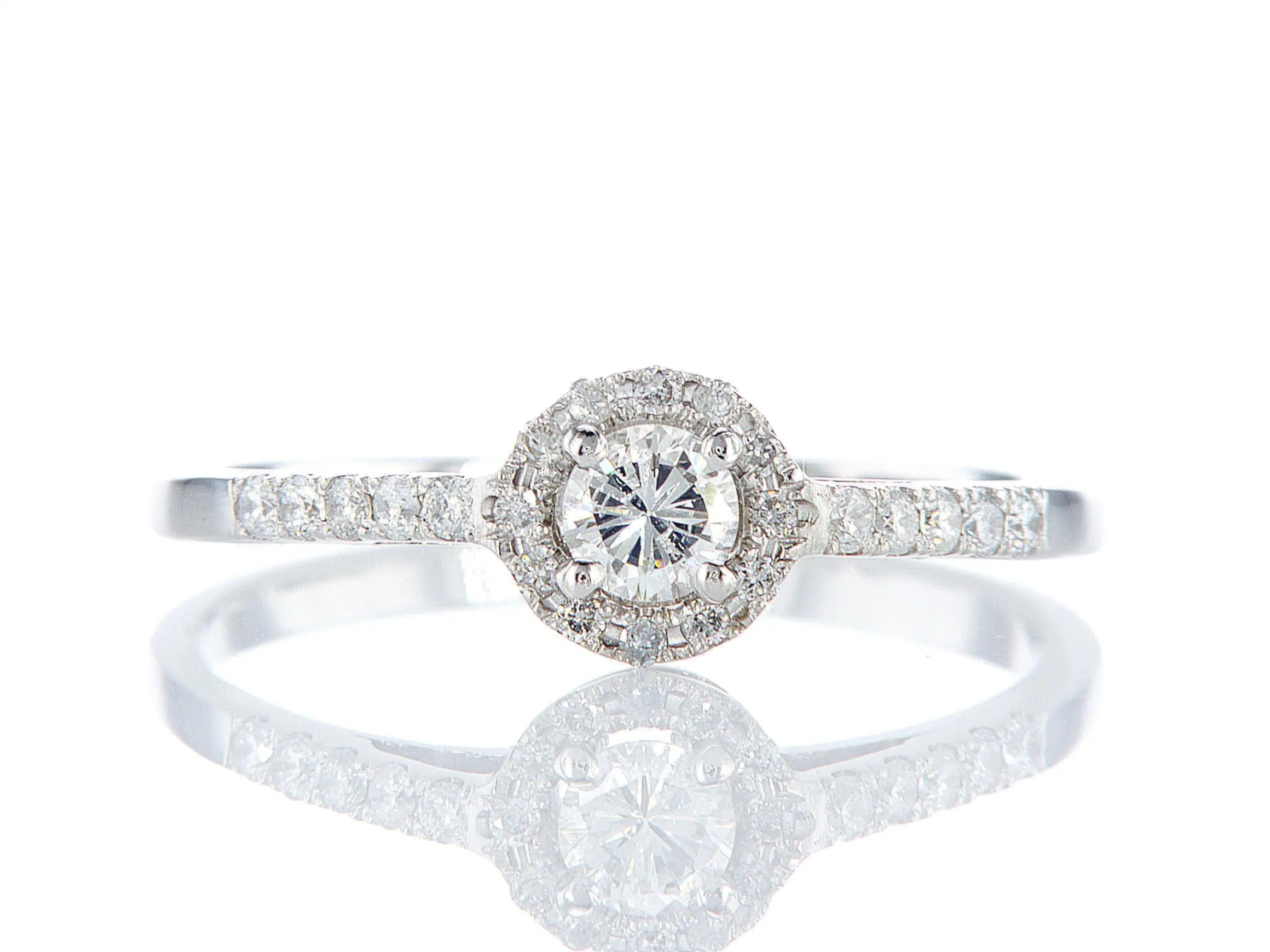 טבעת אירוסין עינב Fermond Jewelery  טבעת אירוסין עם יהלום טבעי מרכזי מוקף ביהלומים-  סה"כ משובצים 0.38 קראט, המכילה 26 יהלומים טבעיים צדדיים במשקל של 0.18 קראט, יהלום מרכזי של 0.2 קראט. זהב לבן. הטבעת הזו משלבת את היוקרה והברק של טבעת יהלומים עם האלגנטיות הנצחית, ומציעה יופי ואופנה שמתאימים לכל אירוע.
