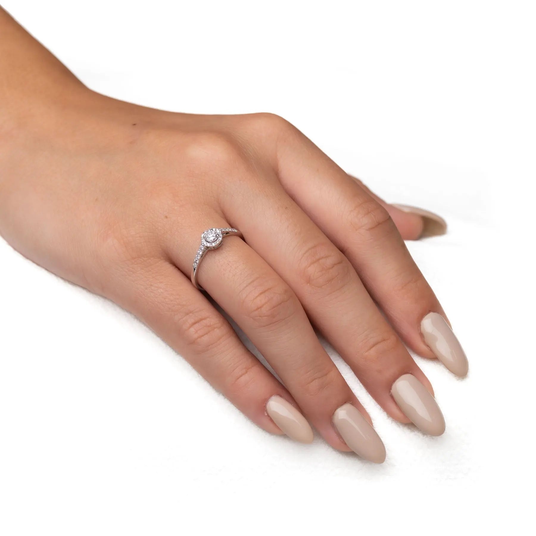 טבעת אירוסין עדינה Fermond Jewelery טבעת  אירוסין בעלת פרופיל מעוגל עם יהלום טבעי גדול מרכזי ושורת יהלומים מצידיו מרשימה במיוחד, המכילה 22 יהלומים טבעיים במשקל של 0.42 קראט. זהב לבן. הטבעת הזו משלבת את היוקרה והברק של טבעת יהלומים עם האלגנטיות הנצחית, ומציעה יופי ואופנה שמתאימים לכל אירוע. 