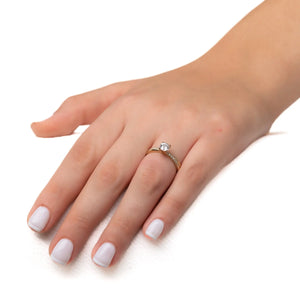 טבעת אירוסין קציר מרשימה, המכילה יהלום טבעי עגול מרכזי במשקל 0.5 קראט, ו-16 יהלומים טבעיים צדדיים במשקל 0.16 קראט. הטבעת הזו משלבת את היוקרה והברק של טבעת יהלומים עם האלגנטיות הנצחית, ומציעה יופי ואופנה שמתאימים לאירוע של פעם בחיים.