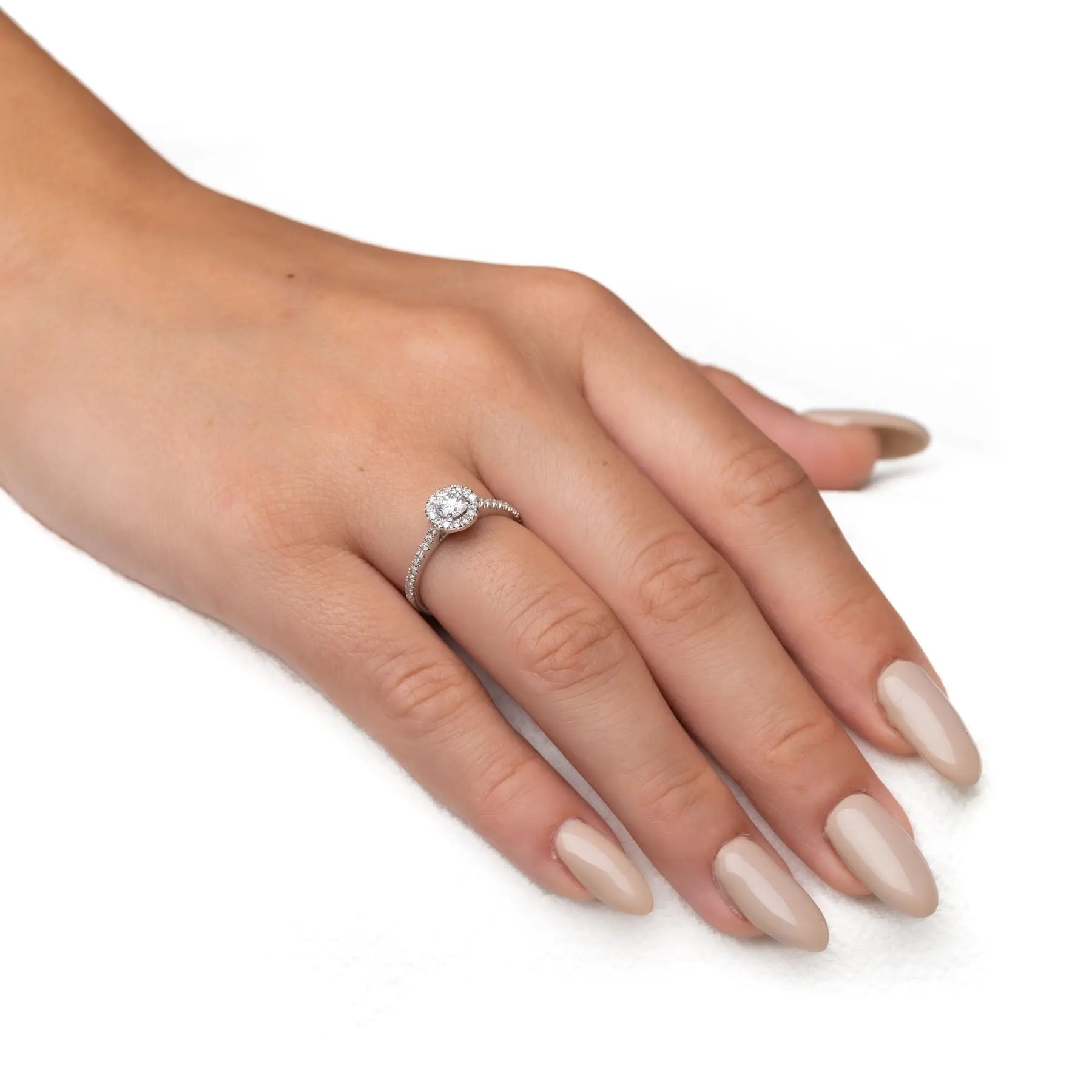 טבעת אירוסין עינב Fermond Jewelery  טבעת אירוסין עם יהלום טבעי מרכזי מוקף ביהלומים-  סה"כ משובצים 0.38 קראט, המכילה 26 יהלומים טבעיים צדדיים במשקל של 0.18 קראט, יהלום מרכזי של 0.2 קראט. זהב לבן. הטבעת הזו משלבת את היוקרה והברק של טבעת יהלומים עם האלגנטיות הנצחית, ומציעה יופי ואופנה שמתאימים לכל אירוע.