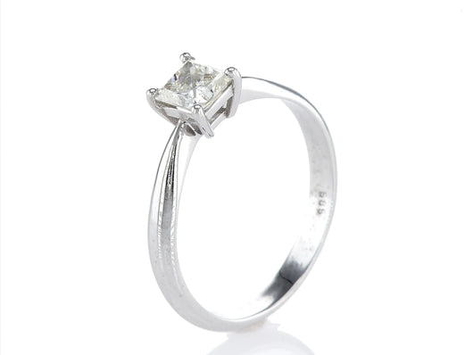 טבעת אירוסין ענבר Fermond Jewelery  טבעת אירוסין משובצת באבן בליטוש פרינסס-  סה"כ משובצים 0.72 קראט, זהב לבן. הטבעת הזו משלבת את היוקרה והברק של טבעת יהלומים עם האלגנטיות הנצחית, ומציעה יופי ואופנה שמתאימים לכל אירוע.