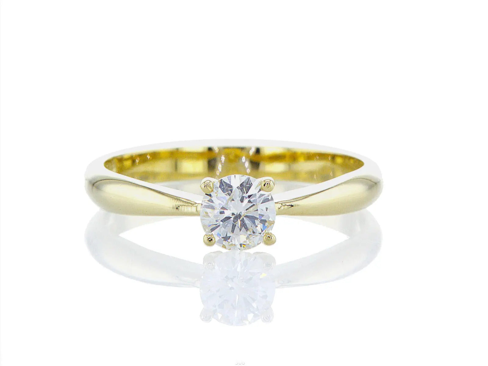 טבעת קלאסית שנותנת הרבה כבוד ליהלום טבעי היפה שמשובץ בה זהב צהוב 14 קראט - Fermond Jewelry.