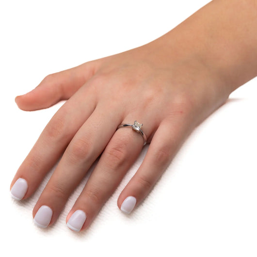 טבעת אירוסין ענבר Fermond Jewelery  טבעת אירוסין משובצת באבן בליטוש פרינסס-  סה"כ משובצים 0.72 קראט, זהב לבן. הטבעת הזו משלבת את היוקרה והברק של טבעת יהלומים עם האלגנטיות הנצחית, ומציעה יופי ואופנה שמתאימים לכל אירוע.