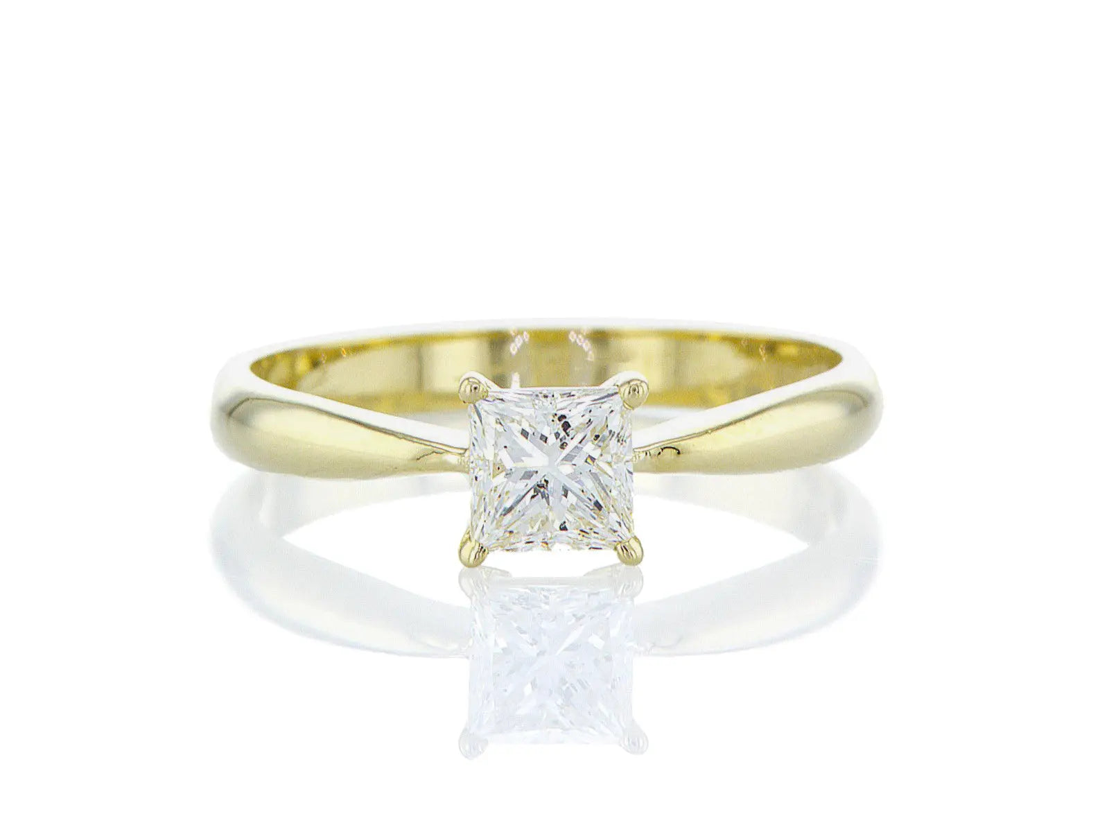 טבעת אירוסין אורלי Fermond Jewelery. טבעת אירוסין אורלי משובצת באבן בליטוש פרינסס מרשימה, המכילה יהלום טבעי עגול מרכזי במשקל 0.24 קראט. הטבעת הזו משלבת את היוקרה והברק של טבעת יהלומים עם האלגנטיות הנצחית, ומציעה יופי ואופנה שמתאימים לאירוע של פעם בחיים.