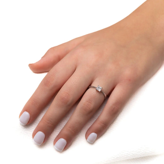 טבעת אירוסין פז Fermond Jewelery יהלומים טבעיים, טבעת משובצת ביהלום טבעי בליטוש פרינסס, יהלומים הם לנצח והטבעת הזאת מסמלת נצחיות. משקל אבן יהלום מרכזית 0.52 קארט, טבעת אירוסין מושלמת המתאימה לכל יד.  סך הכל אבנים משובצות 0.52 קראט, תכשיט מושלם ליום מושלם שימשוך הרבה תשומת לב, .ישדר יוקרה וחן וינצוץ לך על האצבע כמו קרן שמש ביום חשוך. 