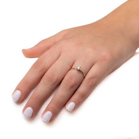 טבעת אירוסין נחמה Fermond Jewelery טבעת אירוסין עדינה עם יהלום טבעי , המכילה יהלומים טבעיים במשקל של 0.24 קראט, זהב צהוב. הטבעת הזו משלבת את היוקרה והברק של טבעת יהלומים עם האלגנטיות הנצחית, ומציעה יופי ואופנה שמתאימים לכל אירוע. 