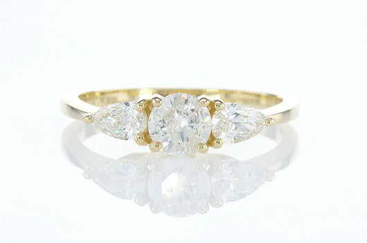 טבעת אירוסין פנינית Fermond Jewelery  טבעת אירוסין טבעת עם יהלום טבעי  עגול ומשני צידיו יהלומים טבעיים בליטוש טיפה, זו היא יצירת אומנות עדינה, שנוצרה עם תשומת לב לכל הפרטים הקטנים. משובצת במרכזה יהלום טבעי שמניח עליה אור חי ובהיר. העיצוב הנקי והאלגנטי שלה משרה אווירה של רומנטיקה בלתי נשכחת. טבעת יפה העלות מול התמורה יוצרת סינרגיה מושלמת למתנה מושלמת 