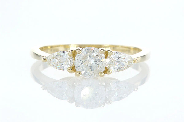 טבעת אירוסין פנינית Fermond Jewelery  טבעת אירוסין טבעת עם יהלום טבעי  עגול ומשני צידיו יהלומים טבעיים בליטוש טיפה, זו היא יצירת אומנות עדינה, שנוצרה עם תשומת לב לכל הפרטים הקטנים. משובצת במרכזה יהלום טבעי שמניח עליה אור חי ובהיר. העיצוב הנקי והאלגנטי שלה משרה אווירה של רומנטיקה בלתי נשכחת. טבעת יפה העלות מול התמורה יוצרת סינרגיה מושלמת למתנה מושלמת 