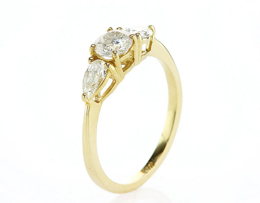 טבעת אירוסין פנינית Fermond Jewelery  טבעת אירוסין טבעת עם יהלום טבעי  עגול ומשני צידיו יהלומים טבעיים בליטוש טיפה, זו היא יצירת אומנות עדינה, שנוצרה עם תשומת לב לכל הפרטים הקטנים. משובצת במרכזה יהלום טבעי שמניח עליה אור חי ובהיר. העיצוב הנקי והאלגנטי שלה משרה אווירה של רומנטיקה בלתי נשכחת. טבעת יפה העלות מול התמורה יוצרת סינרגיה מושלמת למתנה מושלמת
