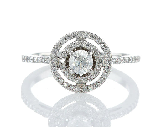 טבעת פניה Fermond Jewelery  טבעת אירוסין טבעת עם יהלום טבעי מרכזי המוקף בכתר יהלומים כפול, זו היא יצירת אומנות עדינה, שנוצרה עם תשומת לב לכל הפרטים הקטנים. משובצת במרכזה יהלום טבעי שמניח עליה אור חי ובהיר. העיצוב הנקי והאלגנטי שלה משרה אווירה של רומנטיקה בלתי נשכחת. טבעת יפה העלות מול התמורה יוצרת סינרגיה מושלמת למתנה מושלמת