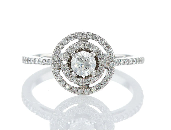 טבעת פניה Fermond Jewelery  טבעת אירוסין טבעת עם יהלום טבעי מרכזי המוקף בכתר יהלומים כפול, זו היא יצירת אומנות עדינה, שנוצרה עם תשומת לב לכל הפרטים הקטנים. משובצת במרכזה יהלום טבעי שמניח עליה אור חי ובהיר. העיצוב הנקי והאלגנטי שלה משרה אווירה של רומנטיקה בלתי נשכחת. טבעת יפה העלות מול התמורה יוצרת סינרגיה מושלמת למתנה מושלמת