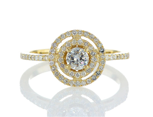 טבעת אינה Fermond Jewelery. טבעת מעוצבת ומרשימה עם יהלום טבעי מרכזי המוקף בכתר יהלומים כפול. הטבעת הזו משלבת את היוקרה והברק של טבעת יהלומים עם עיצוב ייחודי ומדהים, ומציעה אלגנטיות ויופי שמתאימים לכל הזדמנות מיוחדת.