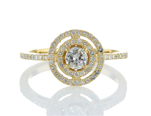 טבעת אינה Fermond Jewelery. טבעת מעוצבת ומרשימה עם יהלום טבעי מרכזי המוקף בכתר יהלומים כפול. הטבעת הזו משלבת את היוקרה והברק של טבעת יהלומים עם עיצוב ייחודי ומדהים, ומציעה אלגנטיות ויופי שמתאימים לכל הזדמנות מיוחדת.