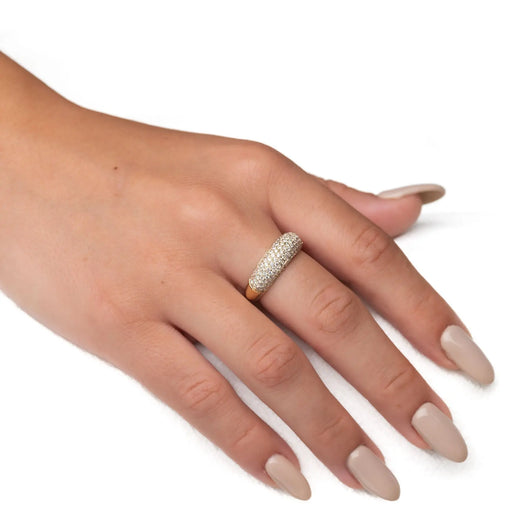 טבעת קאי Fermond Jewelery  יהלומים טבעיים, טבעת קשת משובצת בהמון יהלומים קטנים, יהלומים הם לנצח והטבעת הזאת מסמלת נצחיות. כמות אבנים צדדיות 131 .ומשקלם 1.28 קראט, סך . הכל אבנים משובצות 1.28 קראט, תכשיט מושלם ליום מושלם שימשוך הרבה תשומת לב, .ישדר יוקרה וחן וינצוץ לך על האצבע כמו קרן שמש ביום חשוך.