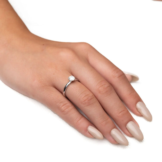 טבעת אירוסין פרדס Fermond Jewelery טבעת אירוסין טבעת עם יהלום טבעי  גדול, זו היא יצירת אומנות עדינה, שנוצרה עם תשומת לב לכל הפרטים הקטנים. משובצת במרכזה יהלום טבעי שמניח עליה אור חי ובהיר. העיצוב הנקי והאלגנטי שלה משרה אווירה של רומנטיקה בלתי נשכחת. טבעת יפה העלות מול התמורה יוצרת סינרגיה מושלמת למתנה מושלמת