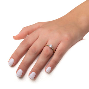 טבעת אירוסין דרור היא טבעת קלאסית משובצת ביהלום טבעי גדול במשקל 0.5 קראט, מזהב צהוב. הטבעת הזו משלבת את היוקרה והברק של טבעת יהלומים עם האלגנטיות הנצחית, ומציעה יופי ואופנה שמתאימים לאירוע של פעם בחיים.