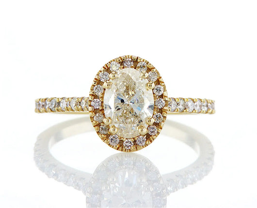 טבעת אירוסין עפרוני Fermond Jewelery  יהלומים טבעיים, טבעת משובצת ביהלום טבעי בליטוש אובל ומוקף בכתר יהלומים, יהלומים הם לנצח והטבעת הזאת מסמלת נצחיות. כמות אבנים צדדיות 36 .ומשקלם 0.3 קראט, סך . הכל אבנים משובצות 1.31 קראט, תכשיט מושלם ליום מושלם שימשוך הרבה תשומת לב,  .ישדר יוקרה וחן וינצוץ לך על האצבע כמו קרן שמש ביום חשוך.