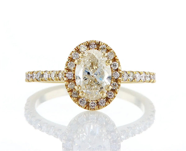 טבעת אירוסין עפרוני Fermond Jewelery  יהלומים טבעיים, טבעת משובצת ביהלום טבעי בליטוש אובל ומוקף בכתר יהלומים, יהלומים הם לנצח והטבעת הזאת מסמלת נצחיות. כמות אבנים צדדיות 36 .ומשקלם 0.3 קראט, סך . הכל אבנים משובצות 1.31 קראט, תכשיט מושלם ליום מושלם שימשוך הרבה תשומת לב,  .ישדר יוקרה וחן וינצוץ לך על האצבע כמו קרן שמש ביום חשוך.