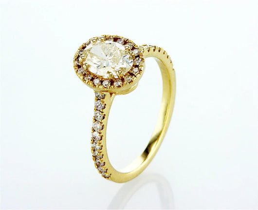 טבעת אירוסין עפרוני Fermond Jewelery  יהלומים טבעיים, טבעת משובצת ביהלום טבעי בליטוש אובל ומוקף בכתר יהלומים, יהלומים הם לנצח והטבעת הזאת מסמלת נצחיות. כמות אבנים צדדיות 36 .ומשקלם 0.3 קראט, סך . הכל אבנים משובצות 1.31 קראט, תכשיט מושלם ליום מושלם שימשוך הרבה תשומת לב,  .ישדר יוקרה וחן וינצוץ לך על האצבע כמו קרן שמש ביום חשוך.