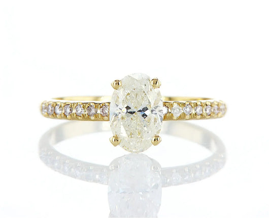 טבעת מעוצבת עוז Fermond Jewelery  טבעת משובצת ביהלום טבעי בליטוש אובל עם יהלומי צד עם יהלום טבעי גדול מרכזי ושורת יהלומים מצידיו מרשימה במיוחד, המכילה 24 יהלומים טבעיים במשקל של0.26 קראט. זהב צהוב. הטבעת הזו משלבת את היוקרה והברק של טבעת יהלומים עם האלגנטיות הנצחית, ומציעה יופי ואופנה שמתאימים לכל אירוע.